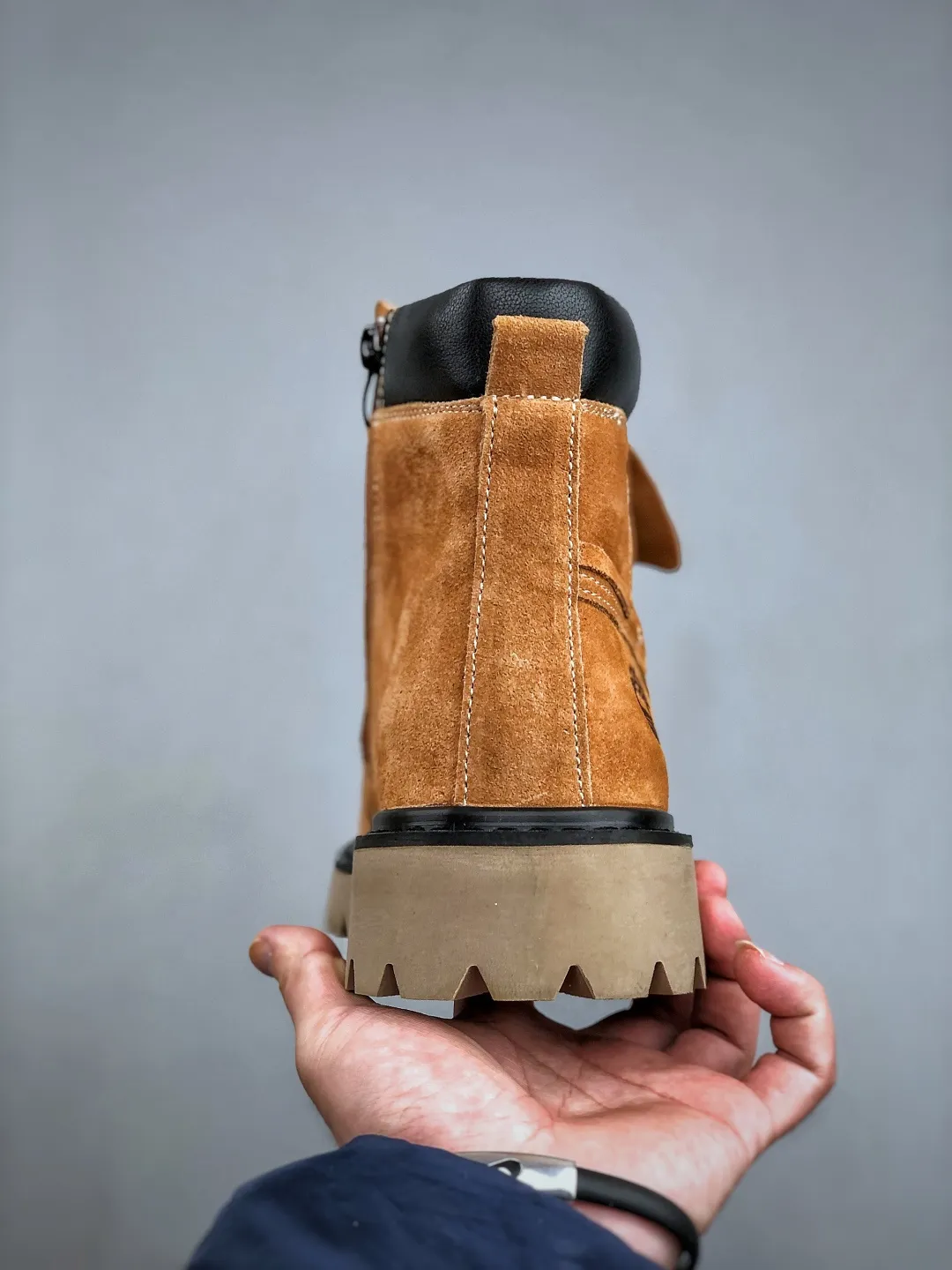 Local pick-up💰560 supports store release. New goods🚀#Timberland Timberland/Timberland New autumn and winter products (plush lining🔥warm and heat-locking) autumn and winter essential outdoor casual rhubarb boots series #Guangdong Dachang quality Original box original packaging Fashion and trend matching The fabric is made of Italian 🇮🇹 top frosted fine-grained cowhide with anti-odor and anti-corrosion genuine leather latex insoles The outsole and hardware are all made from factory raw materials. They are the same as the original Goodyear glue process. Good products do not kill pigs. The quality of the first order is strictly controlled. Exclusively launched on the entire network. The quality is beyond doubt. The full set of official website unified packaging gives you a perfect wearing experience. The quality is exquisite and durable. A must-have for sportsmen. Specializes in not being handsome. High-quality foot feel is first-class. This winter is suitable for outdoor cold protection. Daily casual matching. Size: 38 39 40 41 42 43 44 (leather shoe size)